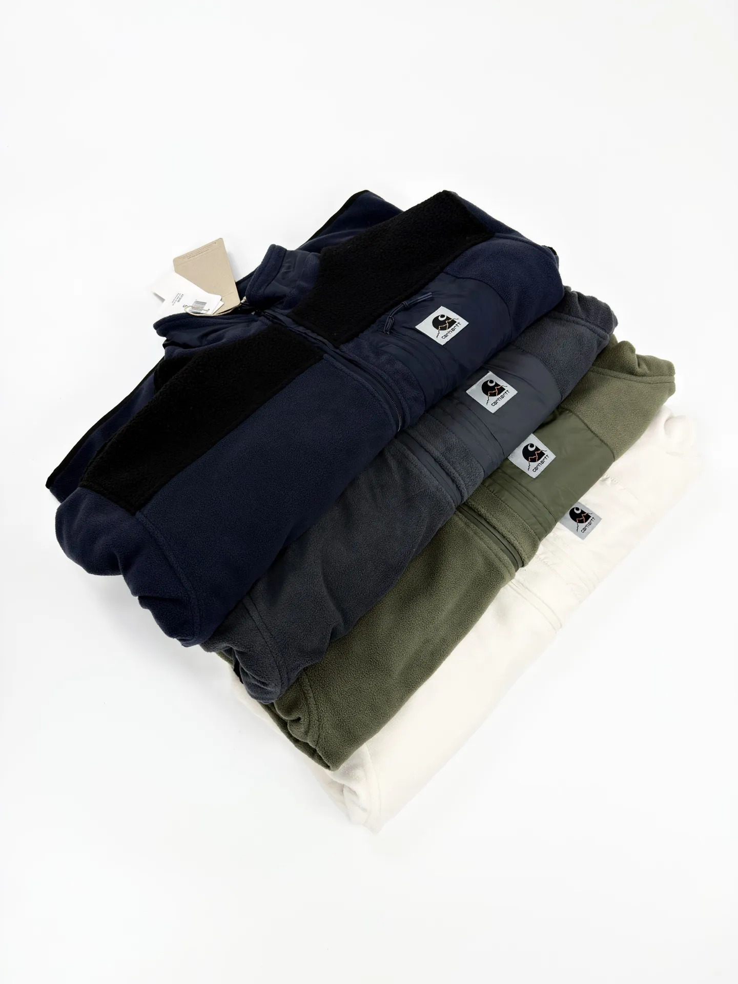 #B 165 Carhartt WIP logo printed Versatile stand collar jacket for men and women, Same Style couple model, polar fleece zipper jacket, original model, factory quality, autumn and winter essentials. The polar fleece fabric has good elasticity and will not pill. It is easy to wash and dry. It has the advantages of cold resistance, flame retardant, and antistatic, so it is very safe. The warmth retention is also very good. It feels soft and will not cause damage even if it comes into direct contact with the skin. It locks in temperature and wears with style. The craftsmanship is very strong. This kind of style needs to have a fit and fit, and it needs to be able to keep out the cold and keep warm! Solid color, fashionable and beautiful, with a touch of sports function. The upper body looks slimmer and does not look bulky when worn. This hard-earned product is highly recommended. Don’t miss it! Color: Green Navy Blue Beige Gray Size Length Bust Shoulder Width Sleeve Length Sleeve Fat S 68 132 57.5 58 30 M 70 136 59.5 59.5 31 L 72 140 61.5 61 32 XL 74 144 63.5 62.5 33 The above sizes are for reference only, please choose according to your personal body shape and preferences.